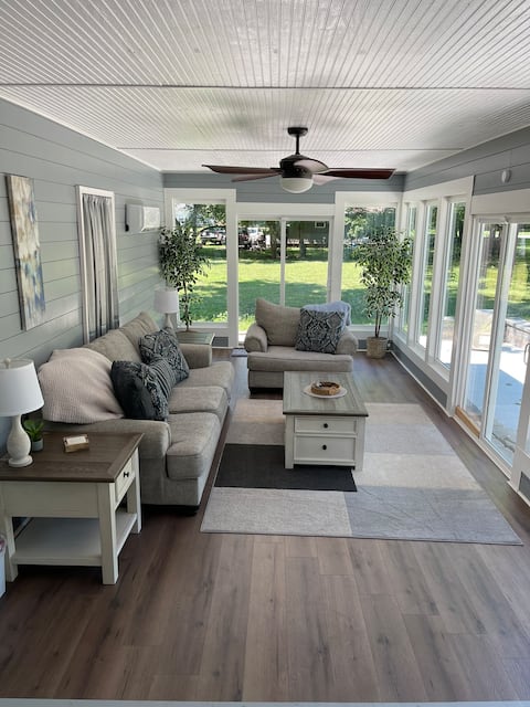 Cheerful 3-bedroom home with huge yard