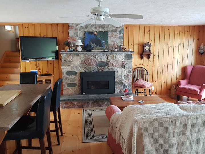Waterfront Cottage W/hot Tub 4 Br Near Tobermory - Tobermory