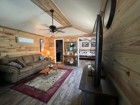 Secluded 2 bedroom cabin w/pool and hot tub access