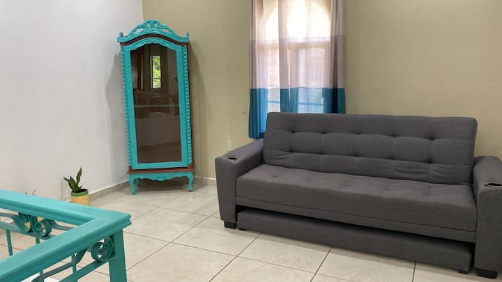 主卧室外还有第二间客厅，非常适合在风扇下休息，那里有一张大号双人沙发床。