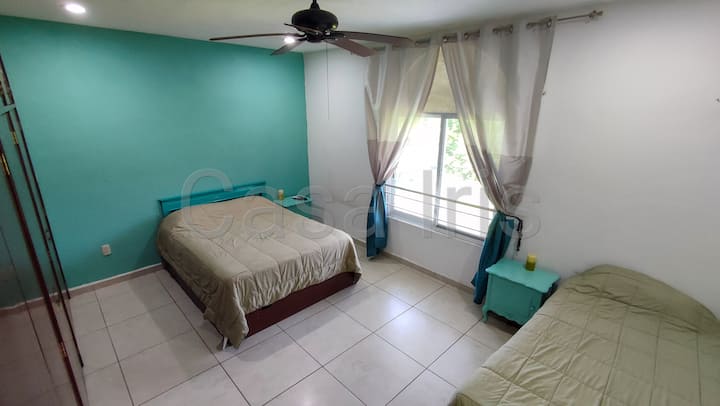 第二间卧室设有一张标准双人床和另一张单人床，每间卧室均设有独立的柜台，可欣赏红树林的宁静放松景观。他们共用电视、空调、吊扇和非常宽敞的衣柜，有3个部分。