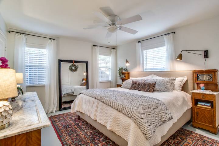 The Birdhouse – King Bed, Near SMU, Dog Friendly! gallery image 3