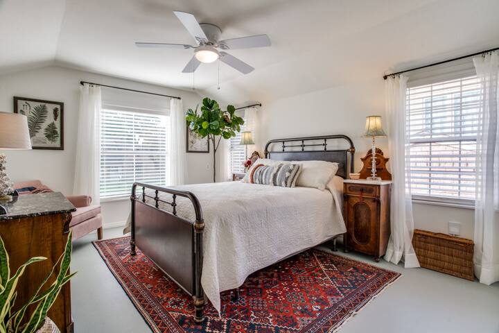 The Birdhouse – King Bed, Near SMU, Dog Friendly! gallery image 2