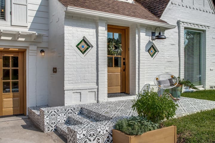 The Birdhouse – King Bed, Near SMU, Dog Friendly!