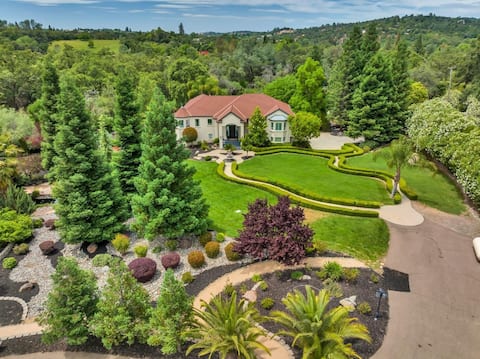 Stunning Country Retreat with Pool & Theatre Room!