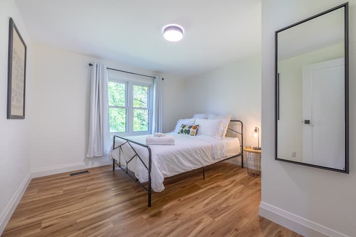 Notre deuxième chambre d'amis, avec lit queen size, draps propres, lampe de lecture de chevet, rideaux occultants, placard. 