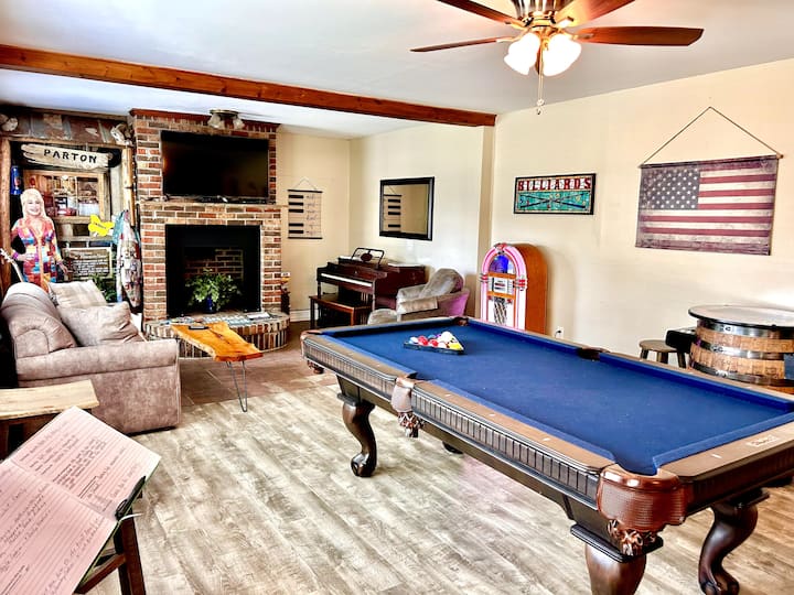 ★”The house was clean and had so many fun things to do (piano, guitar, pool table, arcade, and blazing fast internet).”