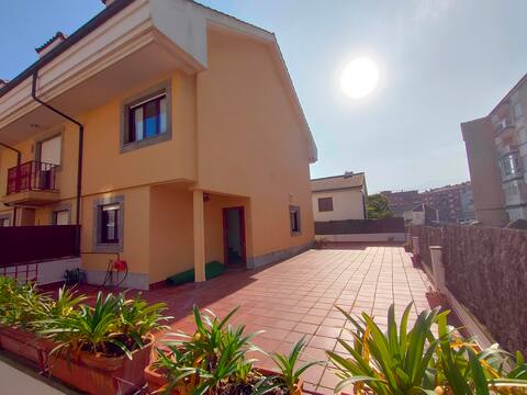 A chalet one block from the BEACH, (Napalucri)