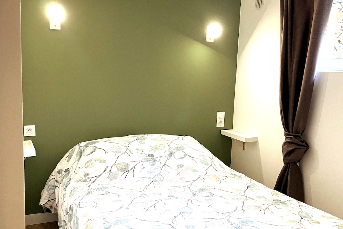 Dhomë gjumi me krevat në 140