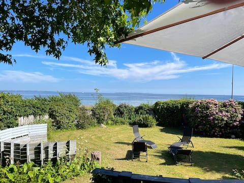 Wonderful villa with direct sea view