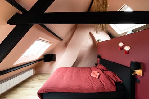 Romantic studio downtown Bruges (pink)