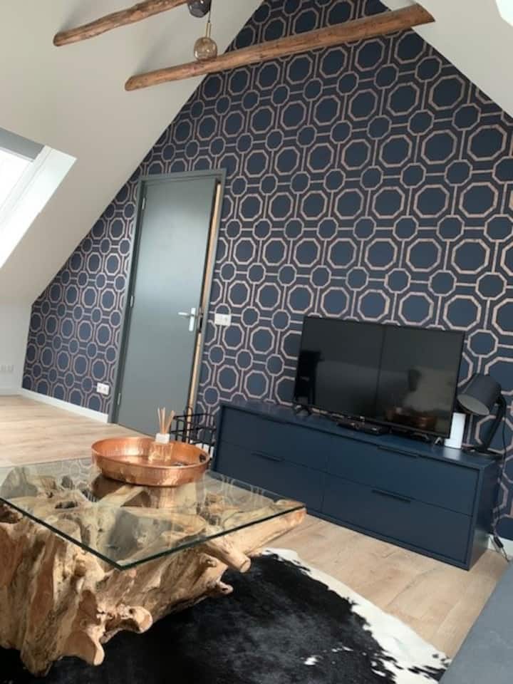 sala de estar con techo alto y, por supuesto, la televisión.