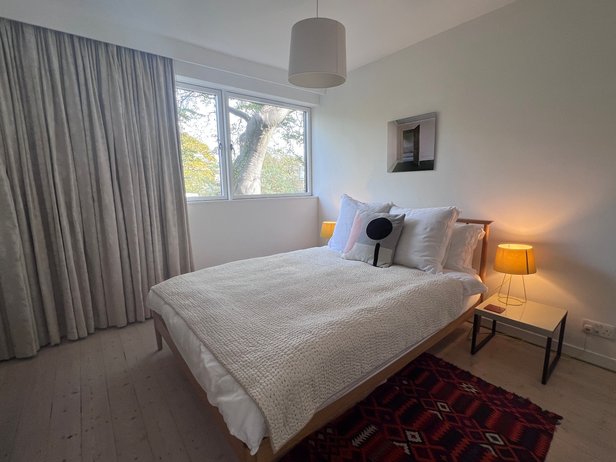 Camera da letto 1 con letto matrimoniale grande e bagno interno