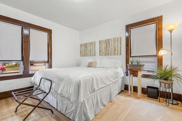 Cama king size en el dormitorio 1.  Amplio vestidor con estantes.