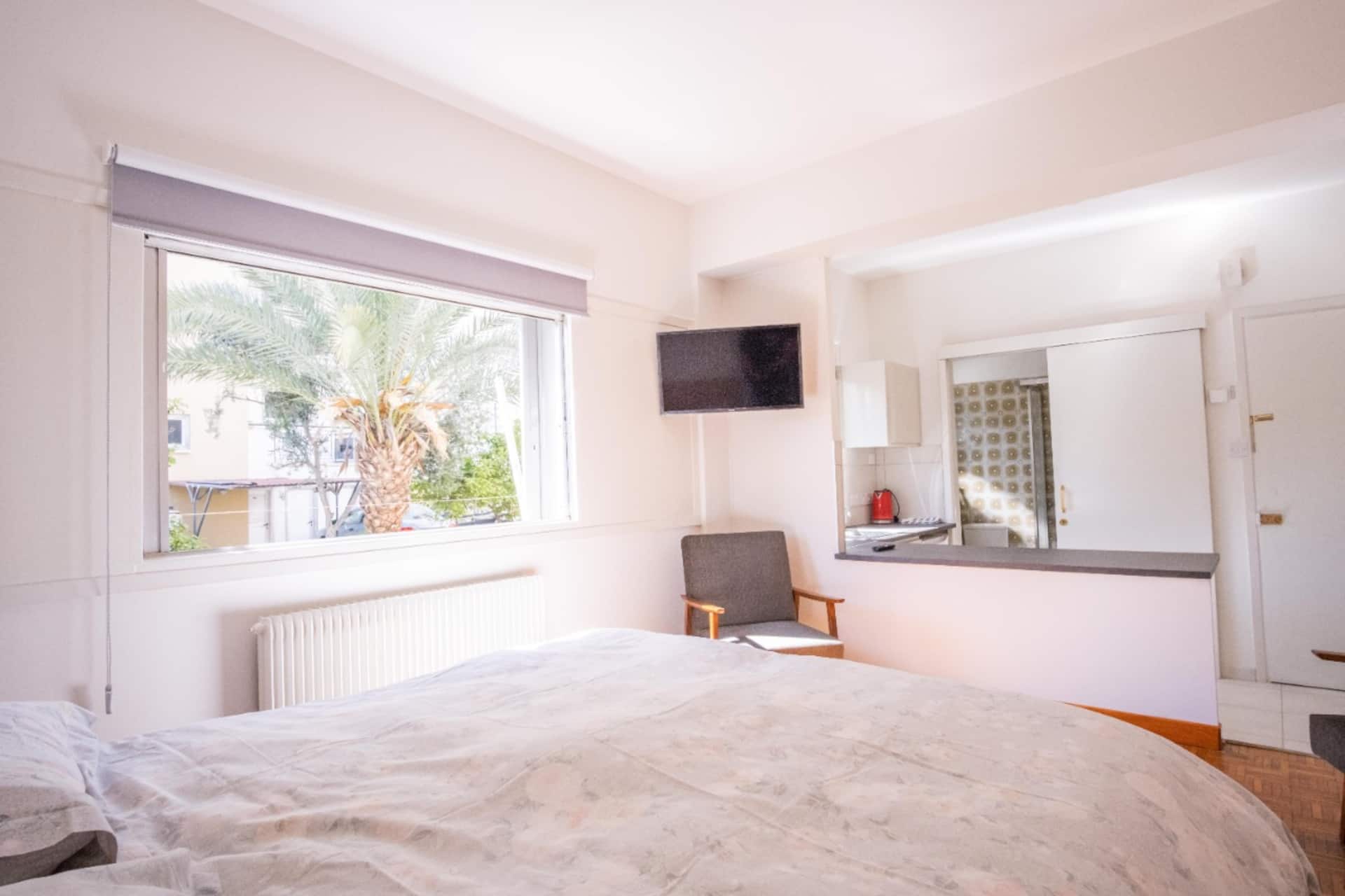 Secluded Studio flat with own entrance & parking.