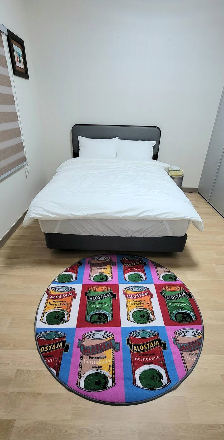 السرير ذو الحجم الكبير المستخدم في غرف نوم لوسيرونا بطابقين هو سرير نظيف مع رعاية منتظمة مع مرتبة Coway.