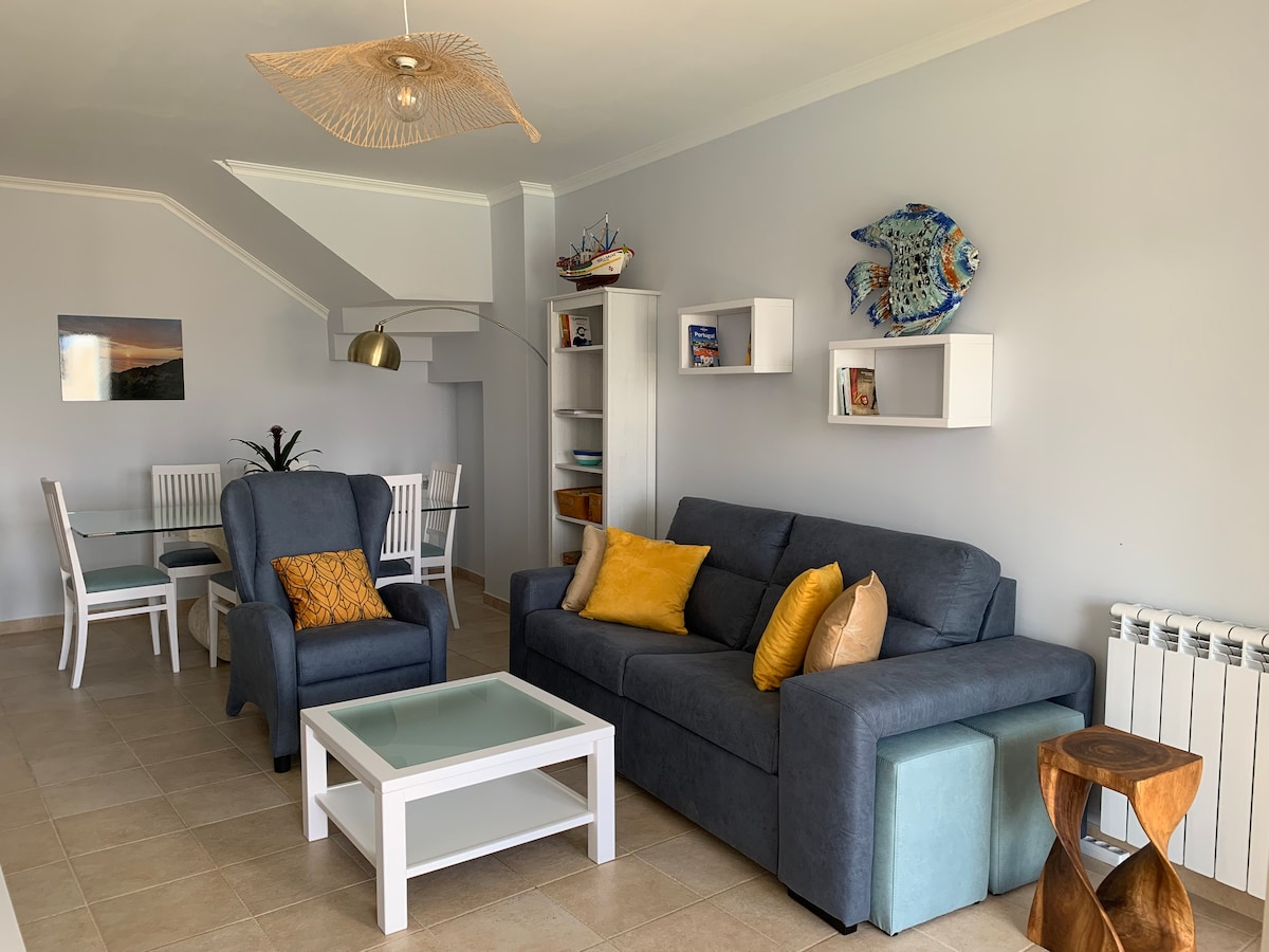 Top Airbnb: "Casa na onda-Sonho da Baia" T2 ocean view facing the beach em São Martinho Do Porto