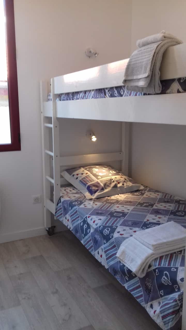 ძალიან მშვიდი ხის ოთახი იდეალურია დასაძინებლად 