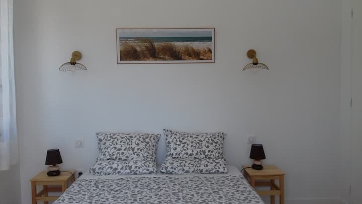 ძალიან ნათელი საძინებელი სათავსო კარადათი და დამოუკიდებელი გასასვლელით