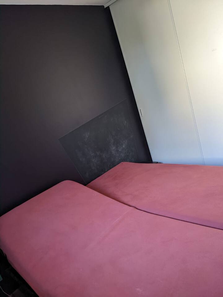 Chumba cha kulala kilicho na televisheni, kitanda cha kielektroniki cha watu wawili