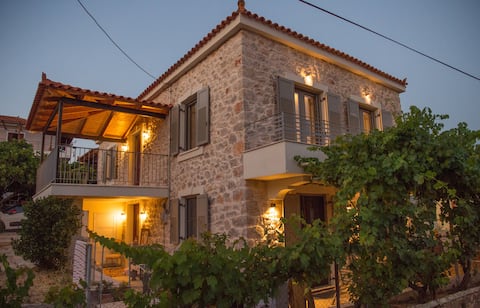 Popular Airbnb listing: Fotini's House in Δήμος Επιδαύρου