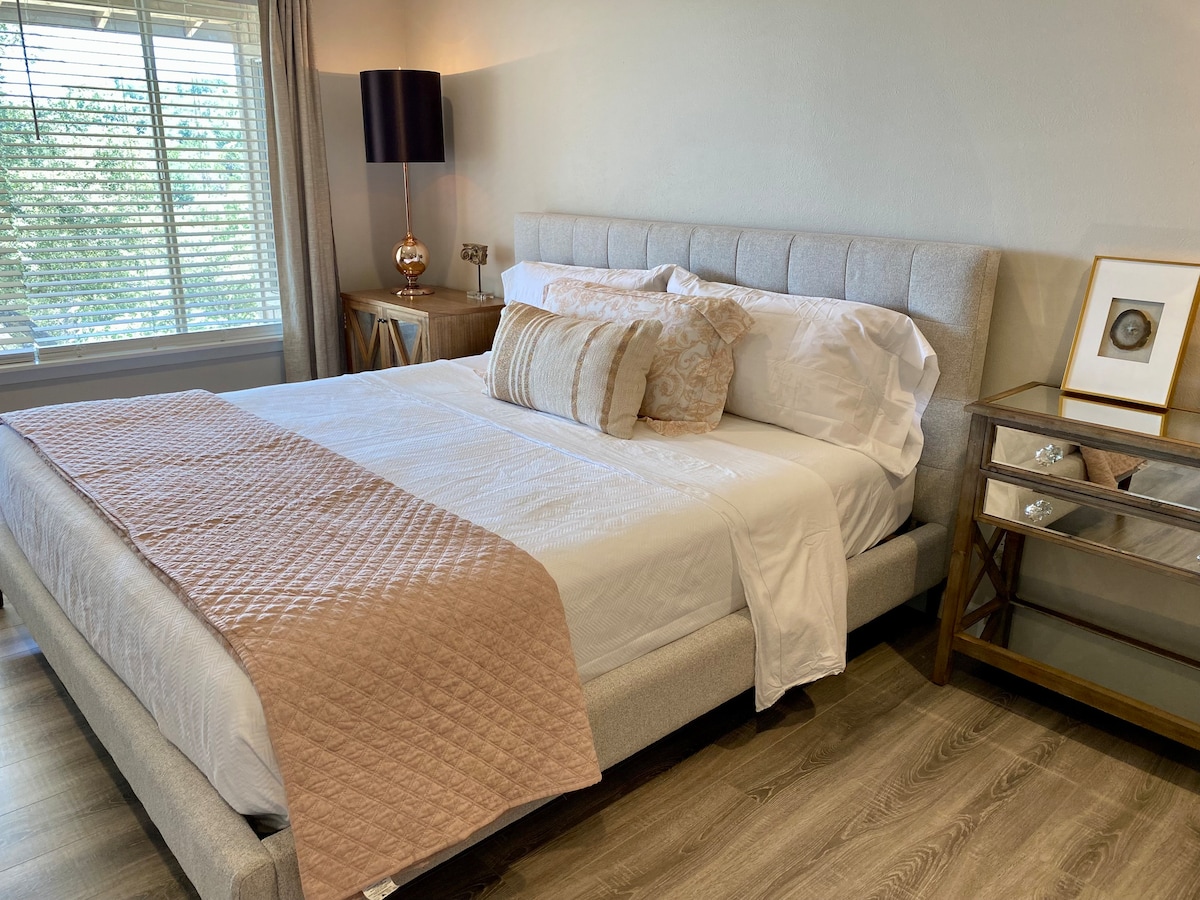 Peaceful 1 bedroom w/King bed & ensuite bathroom.