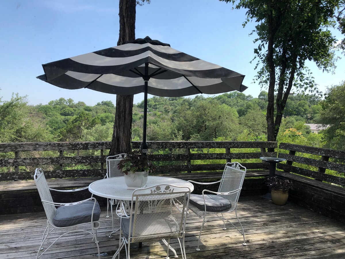 Peaceful 1 bedroom w/King bed & ensuite bathroom.