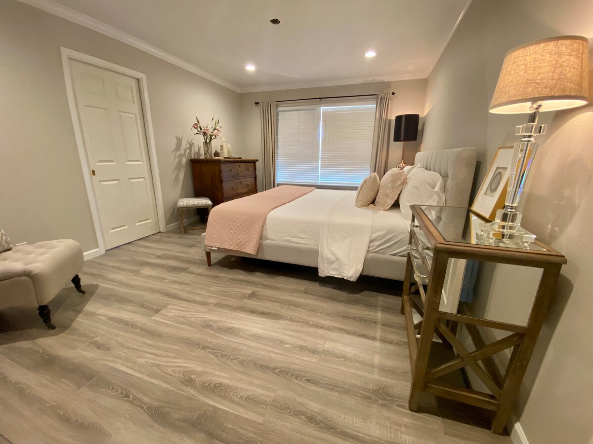 Peaceful 1 bedroom w/King bed & ensuite bathroom.