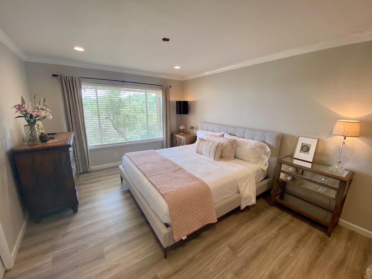 Peaceful 1 bedroom w/King bed & ensuite bathroom.