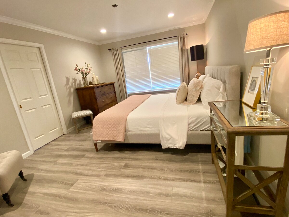 Peaceful 1 bedroom w/King bed & ensuite bathroom.