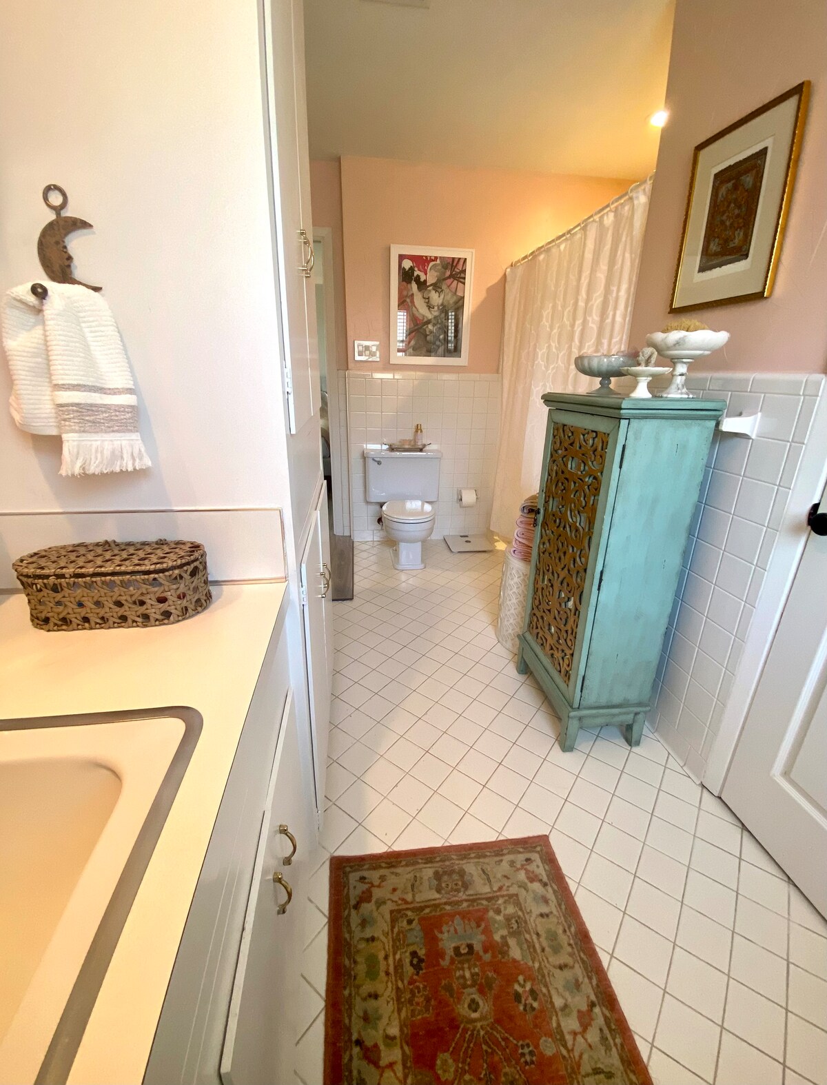 Peaceful 1 bedroom w/King bed & ensuite bathroom.