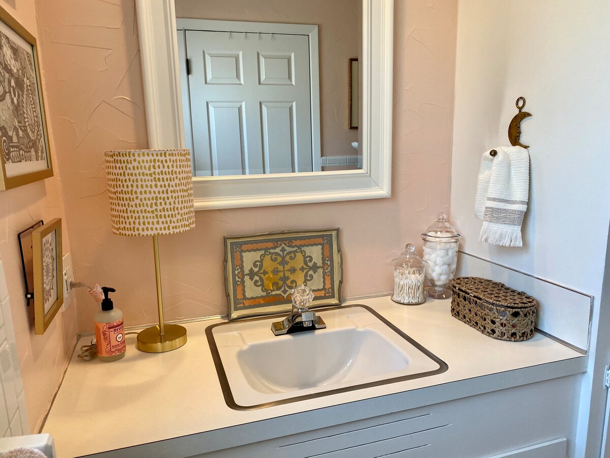Peaceful 1 bedroom w/King bed & ensuite bathroom.