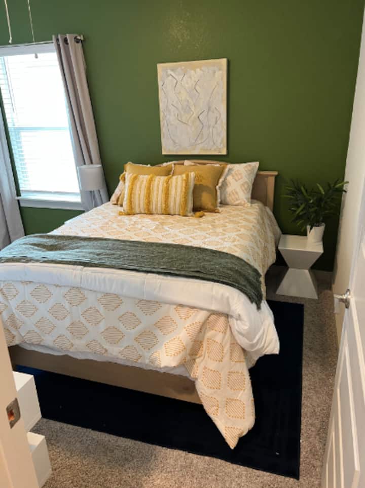 Спалня 3 - пълноразмерно легло с допълнителен телевизор и кухненски бокс - чудесна стая, в която да се приберете у дома и да се отпуснете!