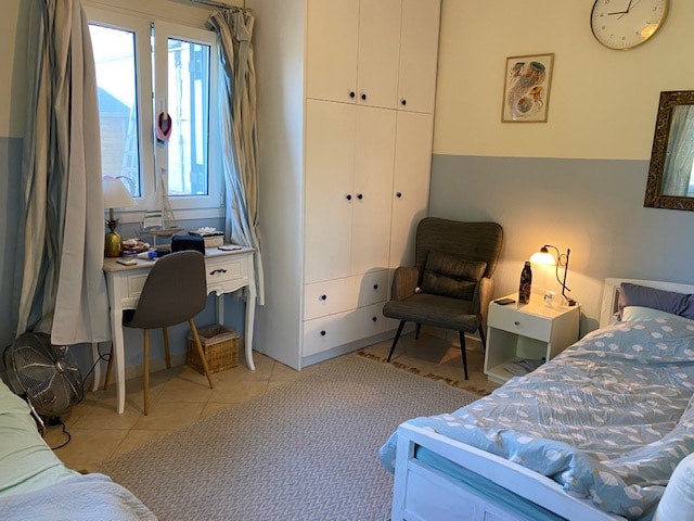 Chumba cha kulala 3 kina madirisha 2, na kitanda cha pili na pia dawati na kiti