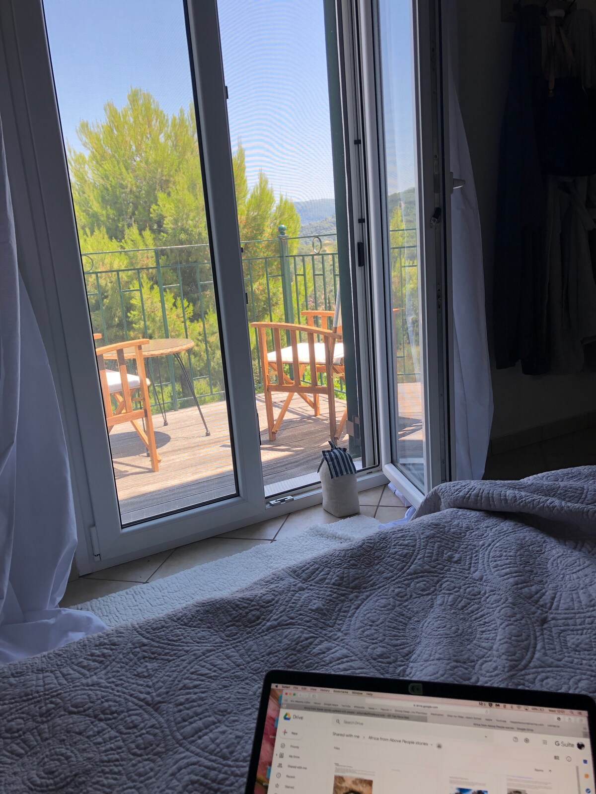 Angalia roshani ya chumba cha kulala. Chumba hiki cha kulala kiko kwenye ghorofa ya chini.