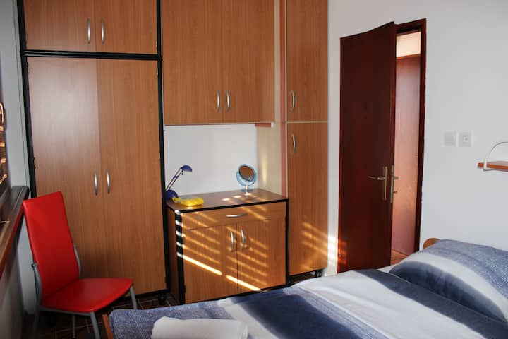 Კარადა საძინებელში 