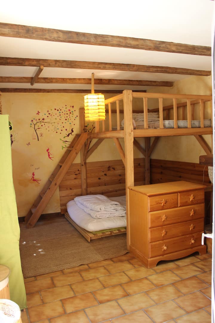 Velika spavaća soba od gotovo 20 m2 s bračnim krevetom od 140 cm s podnom oprugom. 
1 ili 2 kreveta za jednu osobu na katu na mezzanineu .
Mogućnost dodavanja 1 kreveta 90 cm ispred kamina.