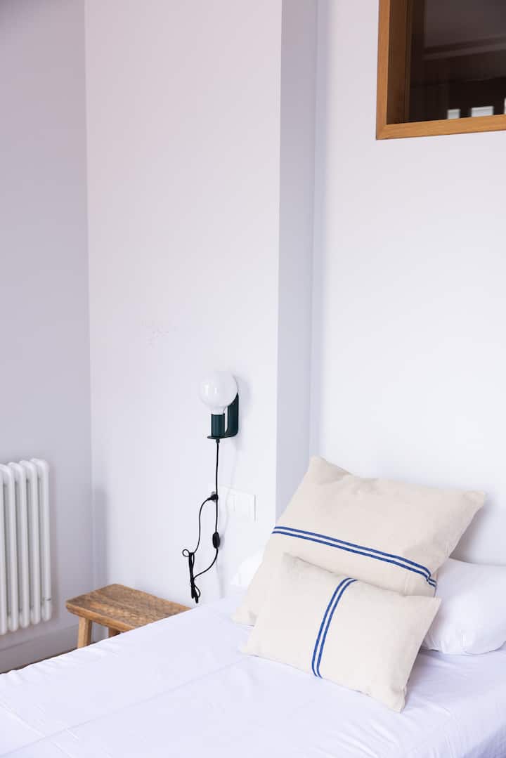 غرفة بسريرين فرديين.