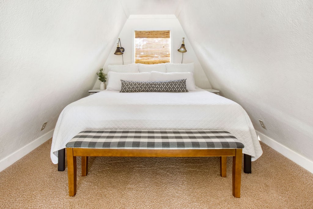 ห้องใต้หลังคานอนพร้อมที่นอนเมมโมรี่โฟมขนาดคิงไซส์ 