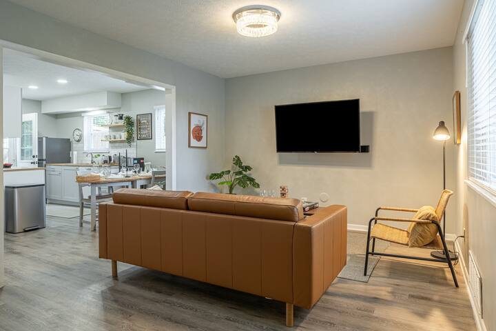 Columbus Private Home: BBQ Deck, Game & Movie Room gallery image 3