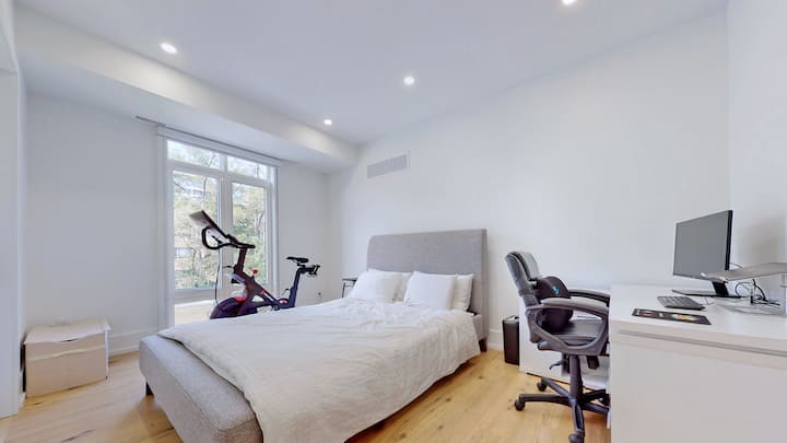 Queen Size საწოლი მოტორიზებული ელექტრო Blackout Roller Shades Peleton Bike და Ensuite აბაზანა