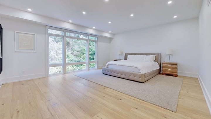 Ძირითადი საძინებელი დიდი ზომის საწოლით, ელექტრო მოტორიანი ჟალუზებით და 75" LED Smart ტელევიზორით