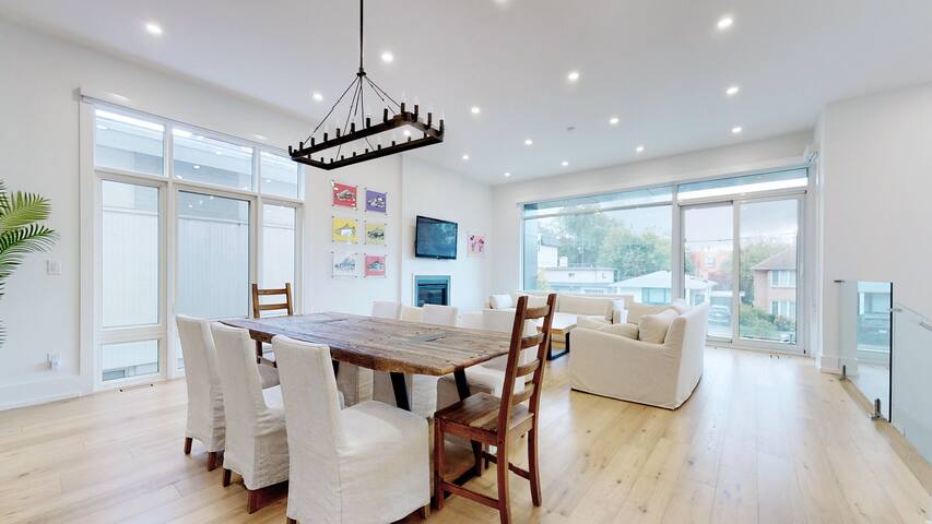 Custom Built, Family Friendly, Modern Luxury Home gallery image 3