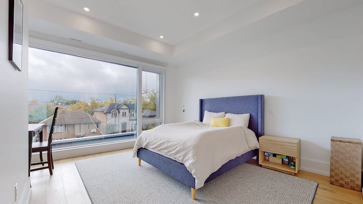 Queen Size საწოლი მოტორიზებული ელექტრო Blackout Roller Shades და Ensuite აბაზანა