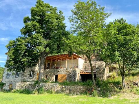 "Le Monde" - Riverfront Cottage