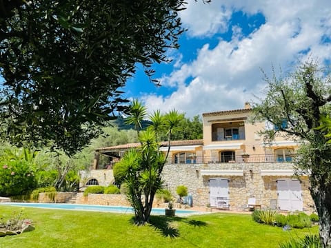 Charming villa sleeping 6 in the olive groves
