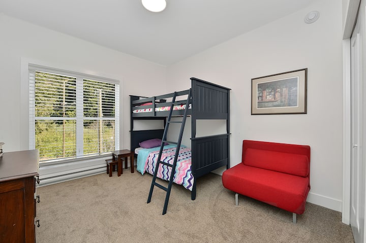 เตียงสองชั้น 2 หลังและเก้าอี้สีแดงพับเป็นเตียงเดี่ยว