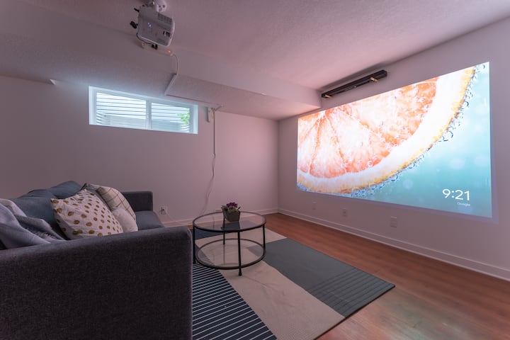 Cozy Large Family Home Near Lake, Ac, Full Kitchen - Calgary