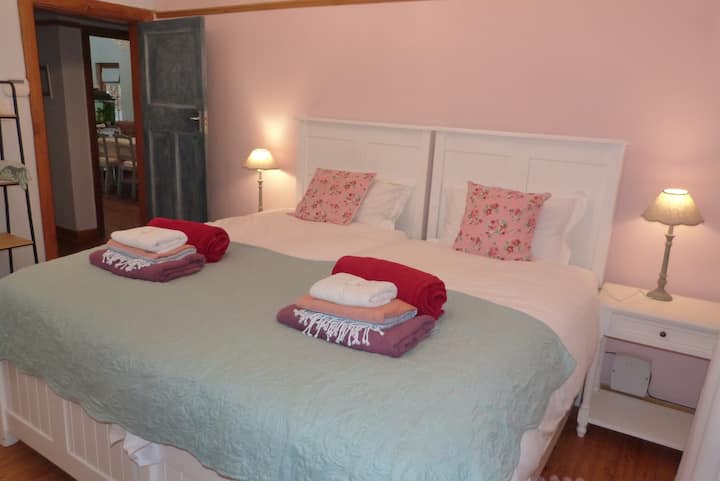 Საძინებელი № 2 3 ერთადგილიანი საწოლებით