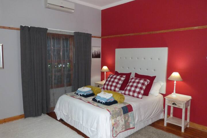 Საძინებელი № 1 152 × 203 სმ ზომის საწოლით